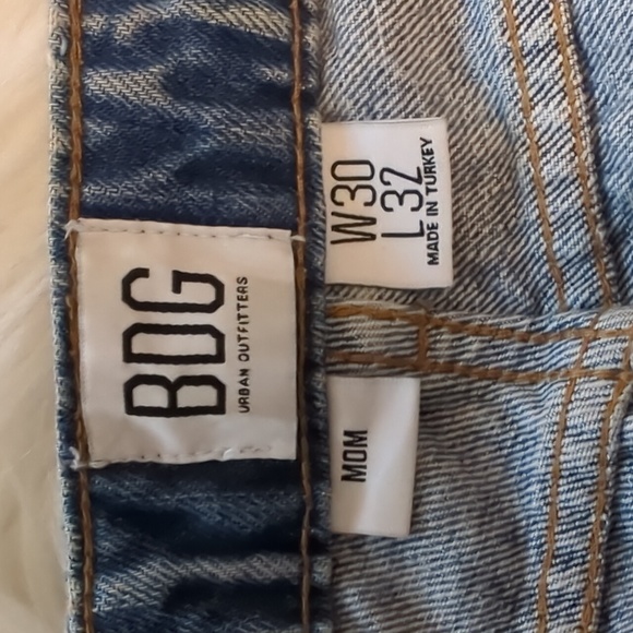 BDG by Urban Outfitters Light Wash Ripped Knee Mom Jeans - Picture 4 of 4